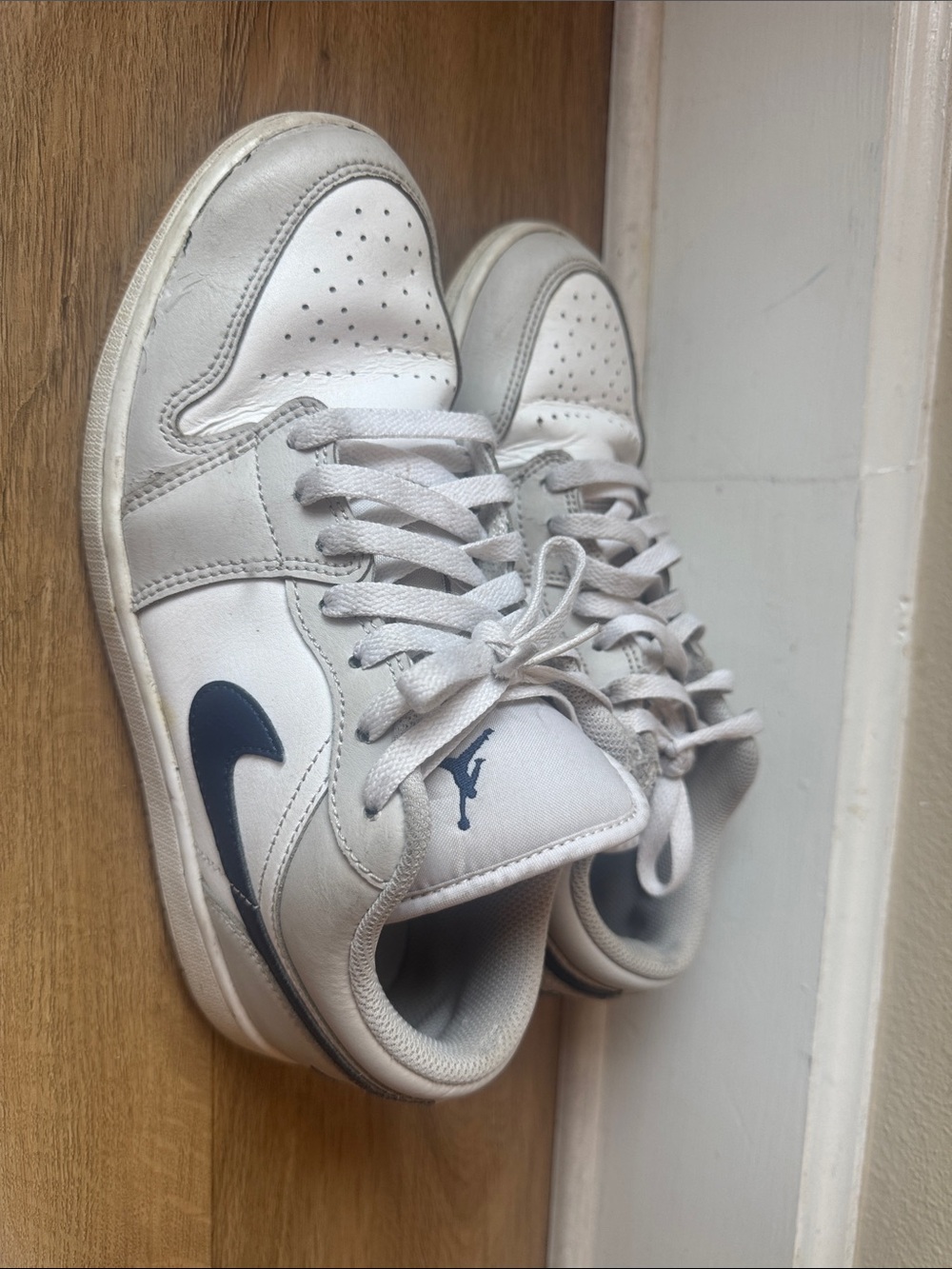 Nike Men’s White & Navy Low-Top Sneakers